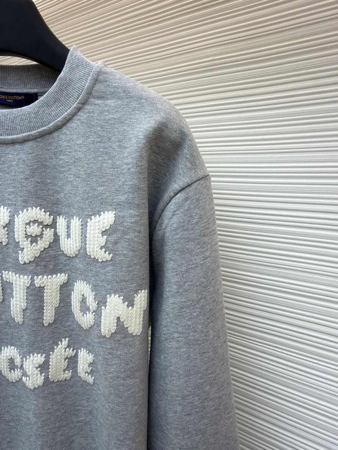 LOUIS VUITTON embroidered hook-and-loop letter sweatshirt ●Authentic product: 11300 purchased and developed ●Item number: 1680685-A85 ●Fabric: pure cotton fabric ●Technology: embroidered hook-and-loop pattern production ●Version: fitted version ●Weight: about 600 grams ●Size: XS-S-M-L ●Description: Made of customized YB native cotton fabric, soft and breathable, comfortable and stylish to wear. The oversized loose fit is combined with the round neck pullover sweatshirt cut to create a classic casual style. The fabric has been specially treated to maintain the skin-friendly properties of cotton and improve the overall crispness. Thick line embroidery is used on the front and back to present the brand logo. The iconic LV monogram is outlined in fine embroidery on the chest, while Marque L.Vuitton Déposée is fully embroidered on the back. The embroidery lines are full and three-dimensional, creating a realistic hand-woven visual effect through unique knitting techniques. Every embroidery detail is strictly controlled to ensure that the stitches are even and fine, and the pattern is clear and delicate. The overall wiring is straight and delicate, the fabric is comfortable and soft, and the color is consistent without color difference. It can be matched with the same style to create a fashionable look and control various occasions. Customized accessories, complete with three standards, same style for men and women!